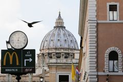 U bran Vatikánu otevřel McDonald's, kardinálům navzdory