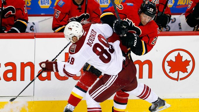 Lee Stempniak (zde s číslem 22 v dresu Calgary) nastoupí už za svůj devátý klub NHL.