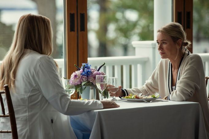 Jennifer Coolidgeová jako Karen a Naomi Wattsová coby Nora.