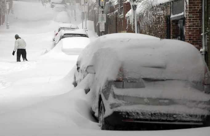 A woman walks up a snow filled street in Boston, Massachusetts February 9, 2013 during a winter blizzard. REUTERS/Brian Snyder (UNITED STATES - Tags: ENVIRONMENT TPX IMAGES OF THE DAY) Published: Úno. 9, 2013, 3:06 odp.