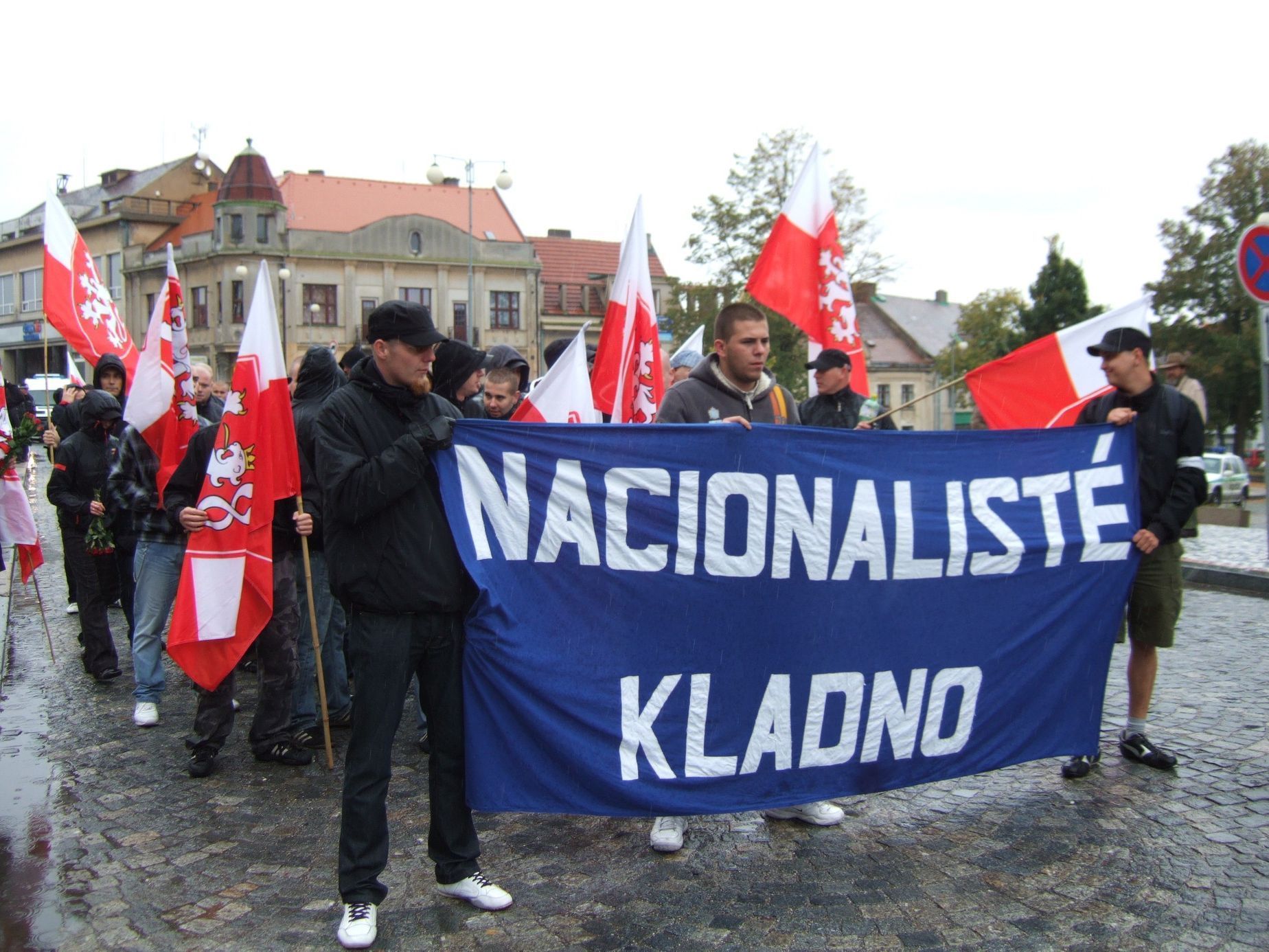 Autonomní nacionalisté: Ultrapravice ztížila život v Unhošti