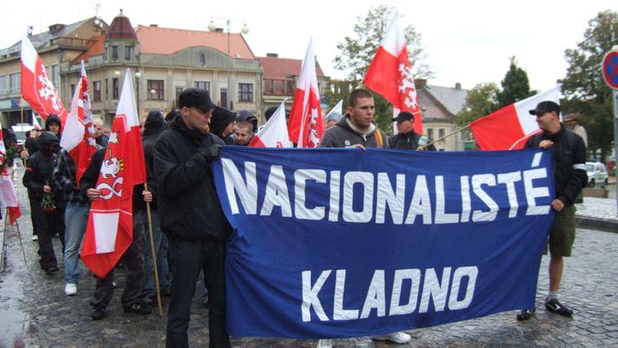 Pravicoví radikálové, kteří se na sv. Václava scházejí od roku 2005 tradičně v Kladně, přesídlili letos do Unhoště, neboť v největším středočeském městě byla v tomto období všechna prostranství zamluvena pro jiné akce.