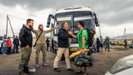 Po hliněném plácku mezi loužemi hopká letitý autobus. Dírou v tmavé folii kryjící jeho okna mává vysmátý Vojta. Náš dlouholetý fotograf milující vysvětlování věcí. Měl s námi putovat od začátku, ale než jsme s žábami vyjeli, narodilo se mu třetí dítě a už toho bylo na dlouhou výpravu moc.