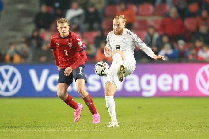 David Zima a Henri Anier v utkání kvalifikace MS ve fotbale Česko - Estonsko