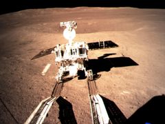 Čínské vesmírné vozítko Nefritový králík 2 se pohybuje po odvrácené straně Měsíce.