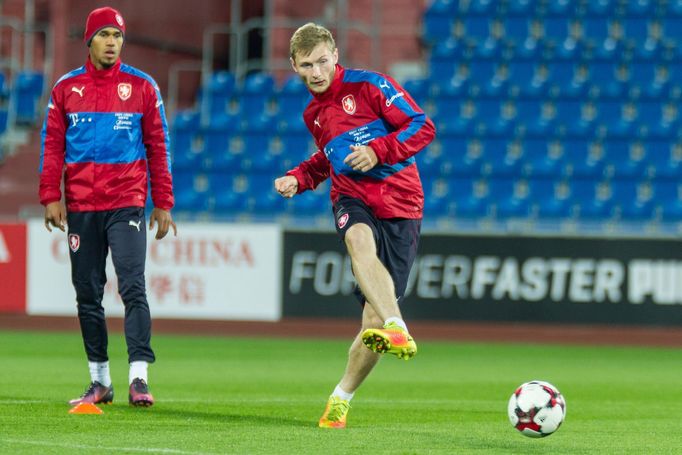 Trénink české fotbalové reprezentace v Ostravě před zápasem proti Ázerbájdžánu. Jakub Brabec, Theo Gebre Selassie