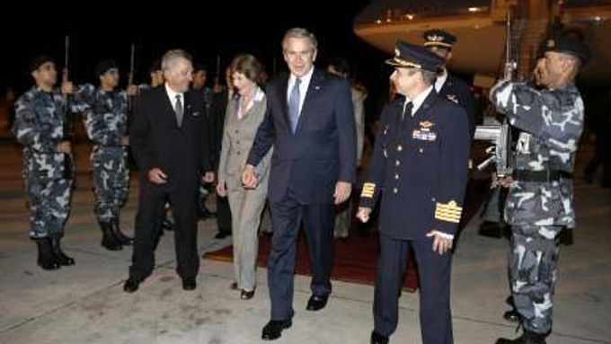 K poctě zbraň! George Bush a jeho manželka Lura právě přistáli v Montevideu