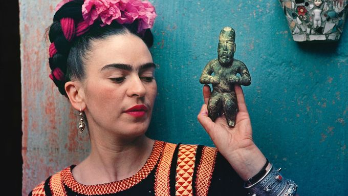 Frida Kahlo s olméckou figurkou. Fotka pochází z roku 1939.