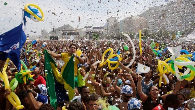 Tak vypadá správná oslava v Riu. Brazilci čekali na verdikt komise na pláži Copacabana. Snímek zachycuje první erupci radosti.