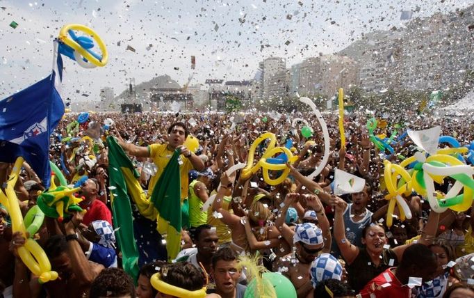 Vyhráli jsme! Oslava na slavné pláži Copacabana.