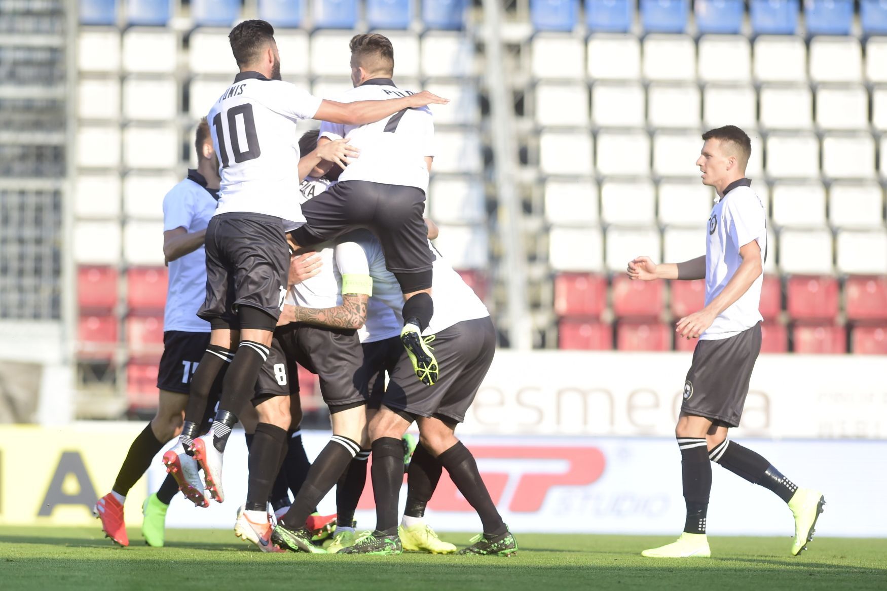 Hráči Olomouce se radují z gólu v síti Teplic v utkání 7. kola první fotbalové ligy