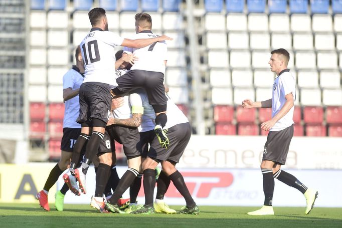 Hráči Olomouce se radují z gólu v síti Teplic v utkání 7. kola první fotbalové ligy.