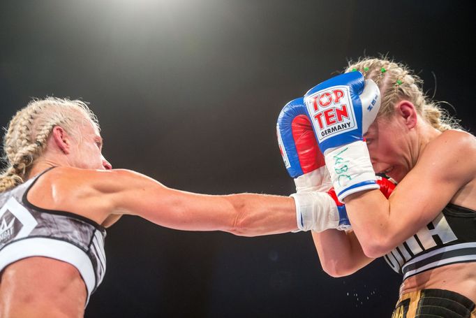 Utkání o titul mistryně světa organizace WBC: Fabiána Bytyqi, Denise Castleová