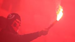 Slavia slaví mistrovský titul po derby se Spartou v červenci 2020 (světlice)