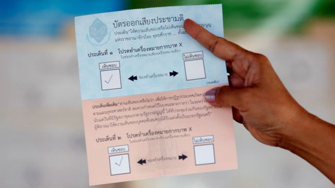 Volební lístek v thajském referendu.