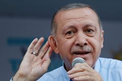 Erdogan pošle turecké vojáky v Sýrii na východ od Eufratu. Chce vytlačit Kurdy