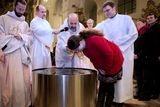 Jejich příprava vyvrcholí křtem o velikonoční vigilii na bílou sobotu.