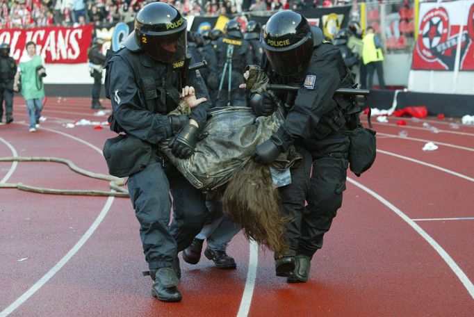 Bitka fotbalových fanoušků klubu AC Sparta Praha