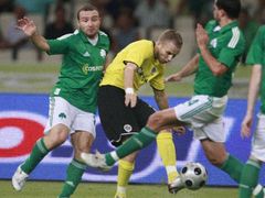 Michal Kadlec se snaží propasírovat míč přes Loukase Vyntru a Dimitrise Salpingidise (vlevo) z Panathinaikosu Atény.