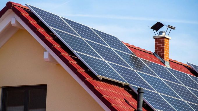 Solární panely na domě, ilustrační foto.