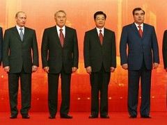 Mezi svými. Ruský prezident Vladimir Putin (druhý zleva) a jeho čínský kolega Chu Ťin-tchao (čtvrtý zleva) se středoasijskými vůdci. Zleva uzbecký Islam Karimov, kazašský Nursultan Nazarbajev, tádžický Imomali Rachmonov a kyrgyzský Kurmanbek Bakijev