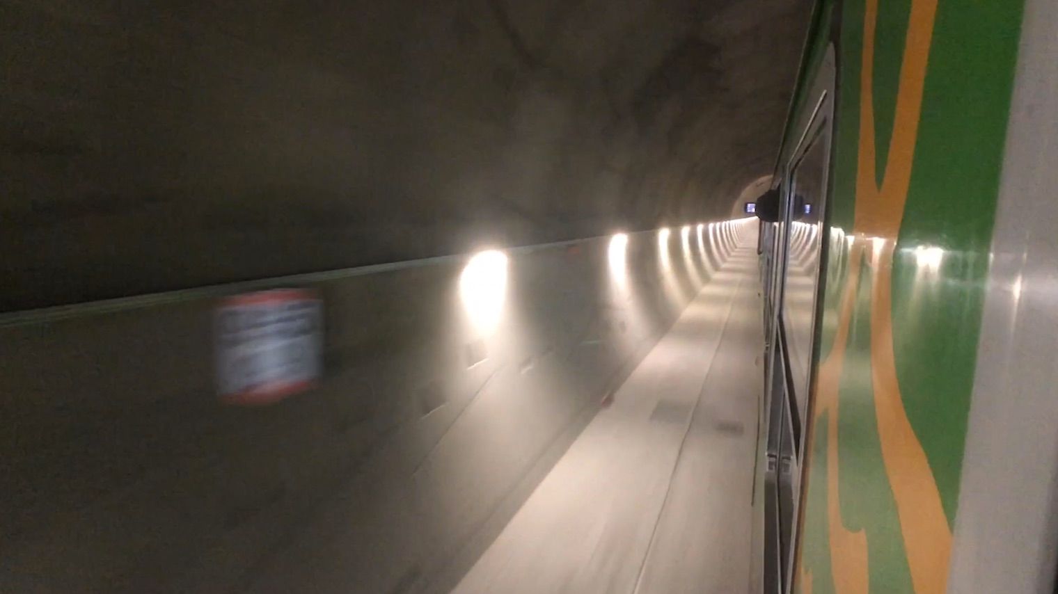 Nejdelší tunel v Česku se otevírá u Plzně. Projel jím první vlak s cestujícími