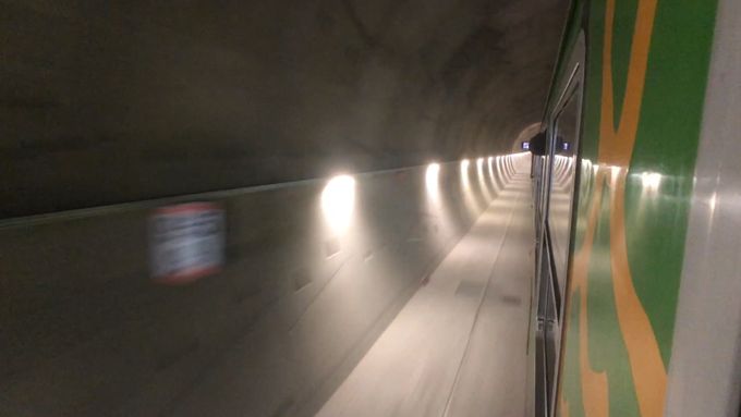 Nejdelší tunel v Česku otevřen, měří 4 km. Cestování do Plzně teď bude rychlejší vlakem než autobusem