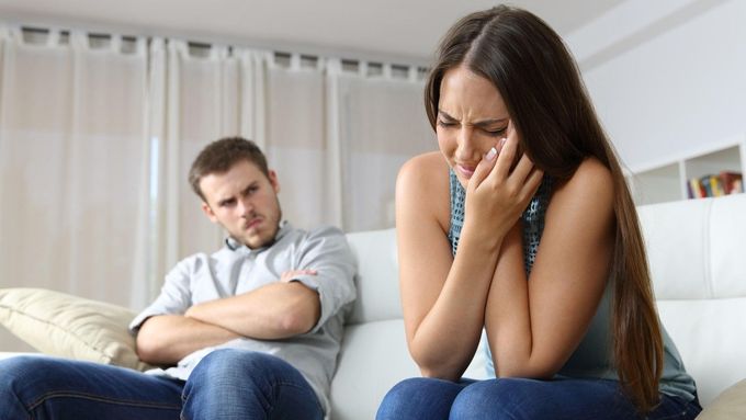 Maminka čtyř dětí si prošla domácím násilím: tři děti má s mužem, který ji opakovaně bil a nyní se mstí i na dětech. Čtvrté má již s novým partnerem.