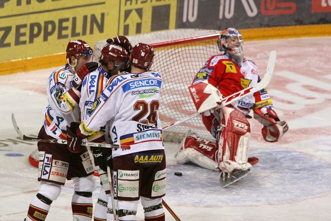 Druhá třetina byla gólově nejbohatší, padlo jich šest. Častěji se u soupeřovy branky radovali Sparťané, kteří skórovali čtyřikrát.