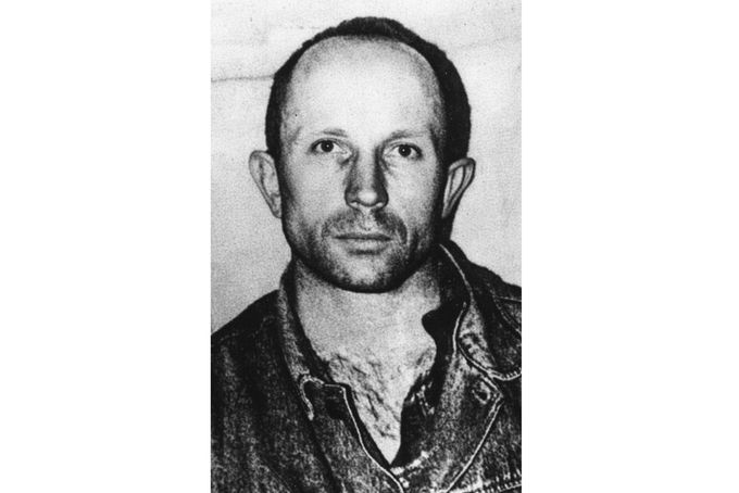 Policejní fotografie sériového vraha Anatolije Onoprienka pořízená po jeho zatčení 16. dubna 1996. Byl obviněn z 52 vražd.
