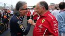 Šéf Red Bullu Laurent Mekies a boss Ferrari Frédéric Vasseur před VC Maďarská formule 1 2025