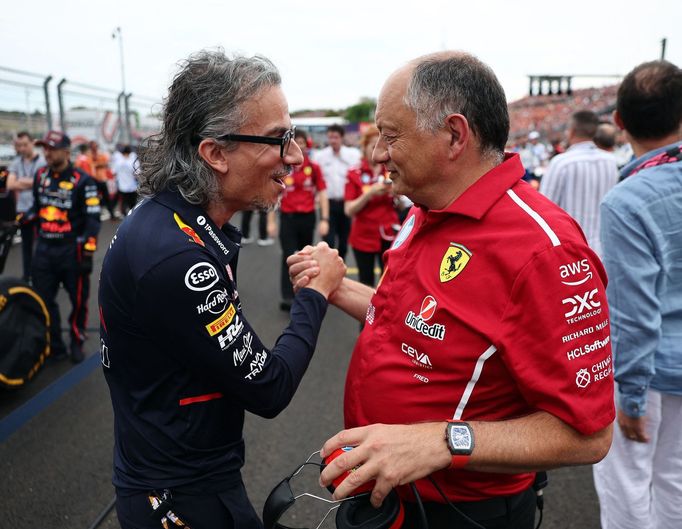 Šéf Red Bullu Laurent Mekies a boss Ferrari Frédéric Vasseur před VC Maďarská formule 1 2025
