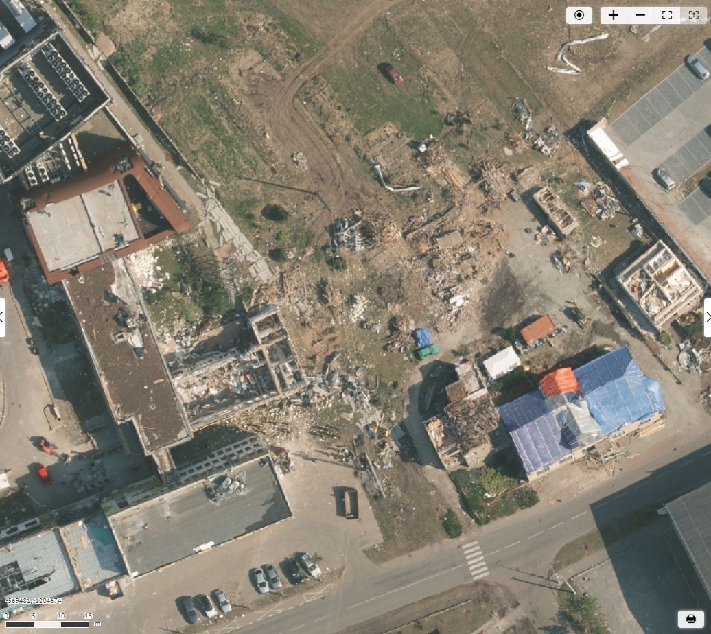 Jednorázové užití / Fotogalerie / Srovnávací letecké snímky ukazují zkázu i postupnou obnovu po tornádu