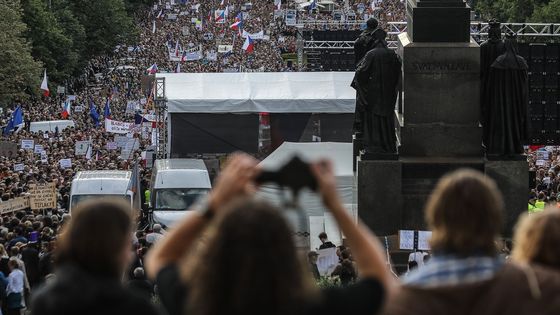 Srovnejte si, jak během čtyř týdnů narostly protesty proti Marii Benešové v čele justice, respektive nově i přímo proti vládě Andreje Babiše.