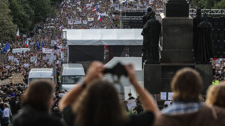 Obrazem: Čtyři týdny protestů proti Benešové a Babišovi. Počet demonstrantů roste