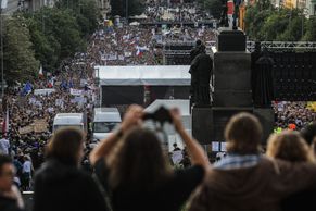 Obrazem: Pět týdnů protestů proti Benešové a Babišovi. Počet demonstrantů roste