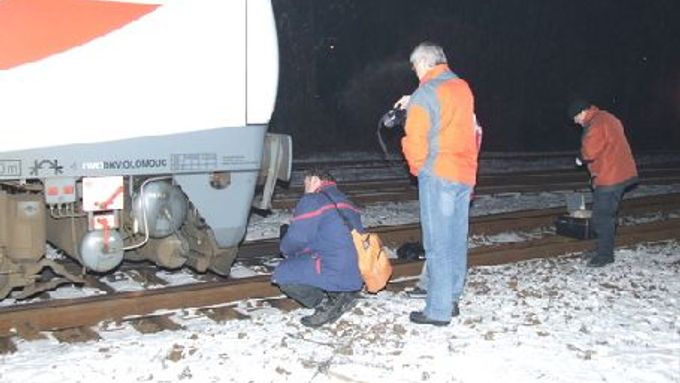 Kriminalisté zkoumají vlakovou soupravu, pod kterou v Havířově skončil život dvanáctiletého hocha.