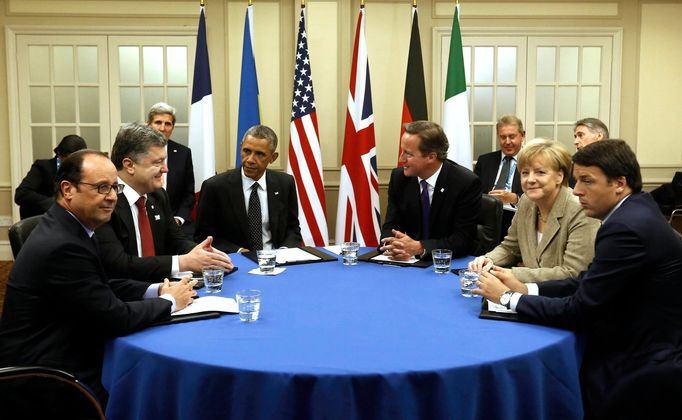 Summit NATO ve velšském Newportu. Hollande, Porošenko, Obama, Cameron, Merkelová, Renzi (zleva doprava)