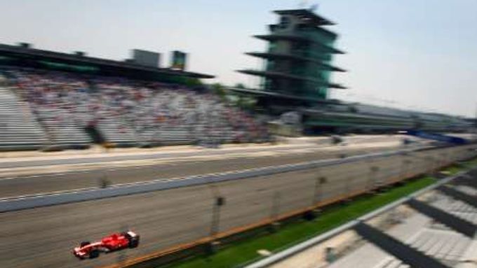 Michael Schumacher ve Ferrari při vítězné kvalifikaci na GP USA v Indianapolis.