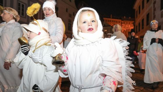 Centrem Českého Krumlova prolétl Andělský průvod. Ten odkazuje ke zdejšímu natáčení pohádky Anděl Páně 2, s průvodem tak šel i režisér Jiří Strach.