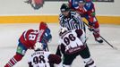 Hokejista Paul Szczechura na buly s Marisem Bičevskisem v utkání KHL 2012/13 mezi Lvem Praha s Dinamem Riga.