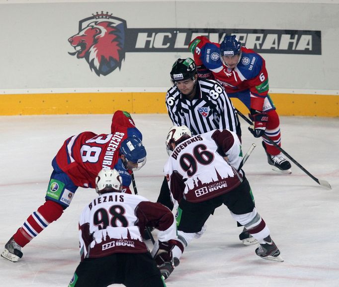 Hokejista Paul Szczechura na buly s Marisem Bičevskisem v utkání KHL 2012/13 mezi Lvem Praha s Dinamem Riga.