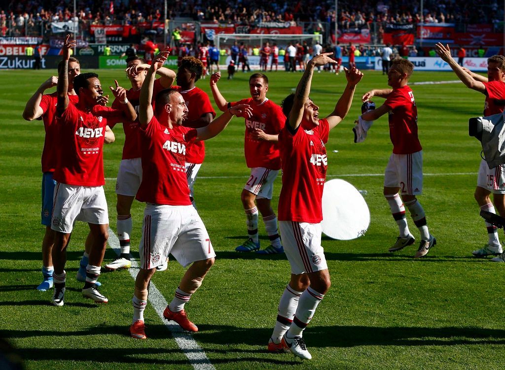 Fotbalisté Bayernu Mnichov a jejich vítězný tanec po zisku titulu