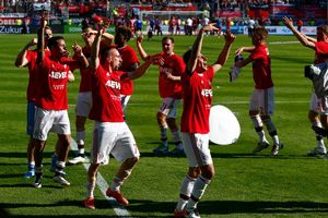 Fotbalisté Bayernu Mnichov a jejich vítězný tanec po zisku titulu