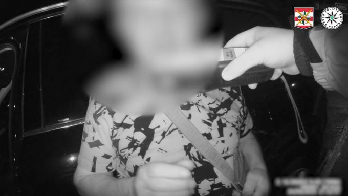 Police v Jihomoravském kraji musela v týdnu zastavit v jízdě hned dva řidiče. Jeden nevnímal na pokyny hlídky, druhý přiznal, že před řízením kamionu vypil zhruba 10 piv.