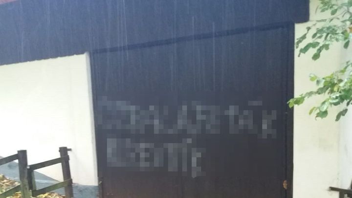 Na vrata Havlovy chalupy na Hrádečku na Trutnovsku někdo nasprejoval vulgární nápis