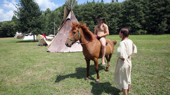 To není hra na indiány. Podívejte se, jak lidé žijí a co hledají v táboře Ligy lesní moudrosti