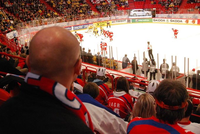 Čeští fanoušci ve Stockholmu před a při zápase českého výběru proti domácím Švédům.