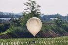 "Nebezpečné a ubohé". KLDR poslala do Jižní Koreje šest set balonů s odpadky