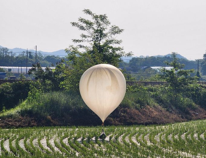 Balon s odpadky, který KLDR vyslala do Jižní Koreje.